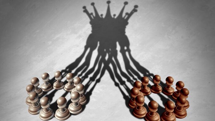Opposite side chess pieces in a circle on two separate sides, together forming shadow image of crown