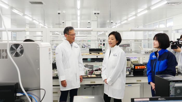 Korea’s minister of SMEs and Starups Oh Youngju (right in a white coat) joined a tour in Shonan iPark hosted by Toshio Fujimoto (left), CEO of iPark.